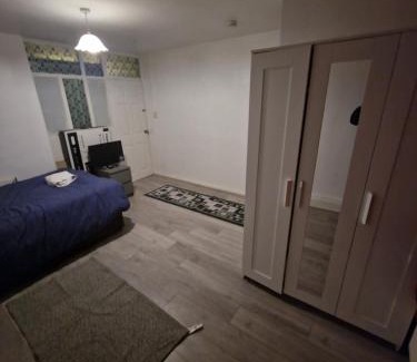 Southwark House | Large Room (Sleeps 3 people) with Bathroom/Kitchen Close to Central London