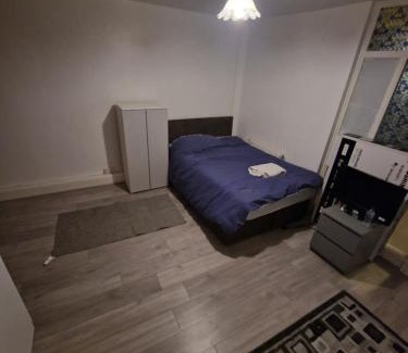 Southwark House | Large Room (Sleeps 3 people) with Bathroom/Kitchen Close to Central London