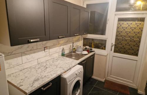 Southwark House | Large Room (Sleeps 3 people) with Bathroom/Kitchen Close to Central London