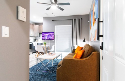 University Heights Apartment | Large-Studio-Balcony-Desk-A/C-Full-Kitchen