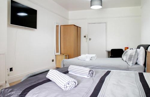 Golders Green Apartment | Large Studio Garden Flat on Golders Green Road