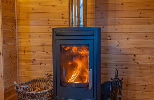 East Huntspill Cabin | Large three bedroom lodge with private hot tub for five people