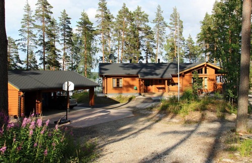 Pertunmaa House | Large timber villa with splendid scenery and nature