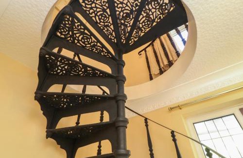 Alford House | Larkspur Cottage