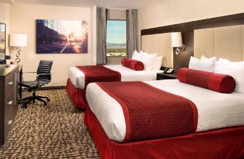 Gateway District House | Las Vegas Vacation! 2 Pools, Casino, FREE Parking, Minutes from Gondola Ride!