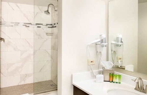 Gateway District House | Las Vegas Vacation! 2 Pools, Casino, FREE Parking, Minutes from Gondola Ride!