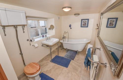 Carrickfergus House | Last-Minute Escapes l Sleeps Up to 4 l A delightful thatched cottage with all the modern facilities you will require l There are 2 bedrooms, one with a double bed l the other with two singles l Carrick Thatched Cottage l WeStayBelfast
