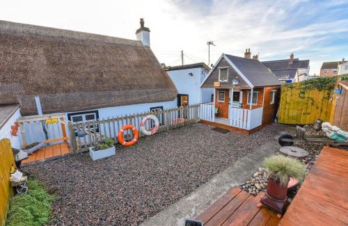 Carrickfergus House | Last-Minute Escapes l Sleeps Up to 4 l A delightful thatched cottage with all the modern facilities you will require l There are 2 bedrooms, one with a double bed l the other with two singles l Carrick Thatched Cottage l WeStayBelfast