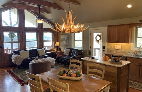 Boone Cottage | LAST MINUTE OPENING. UPDATED CABIN WITH AMAZING MTN VIEWS AND HOT TUB NEAR BR