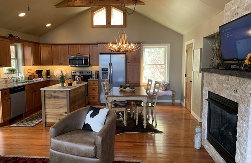 Boone Cottage | LAST MINUTE OPENING. UPDATED CABIN WITH AMAZING MTN VIEWS AND HOT TUB NEAR BR