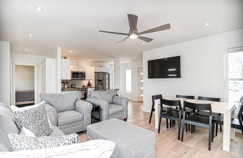 Pine Point House | Latitude Adjustment – Brand-New 3 BDR in Scarborough! Walk to Beach & Dining