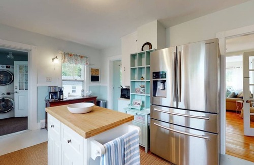 Pemaquid Beach House | Laughton House & Cottages: Steps away from Pemaquid Beach!