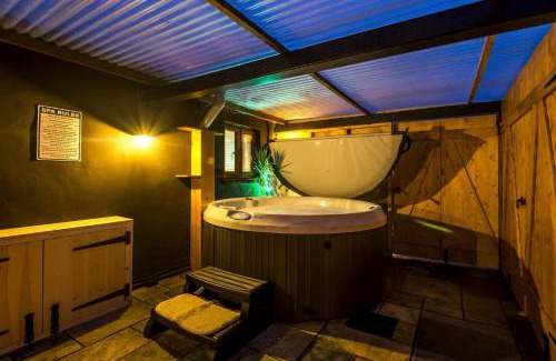 Tiers Cross House | Lavender - Luxurious Barn Conversion - Blossom Farm