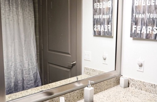 Houston Apartment | Lavish 2Bd/2Ba- IAH Area