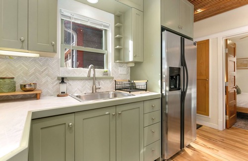 Martinez Park House | Lavish Retreat in Old Town - Walk Everywhere!