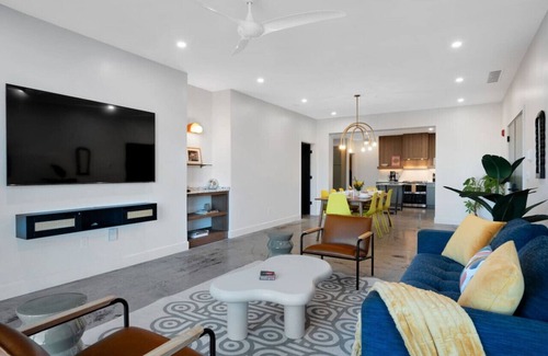 Phoenix Hill Apartment | Lay Low Tempo Highlands - NULU 4BR Balcony