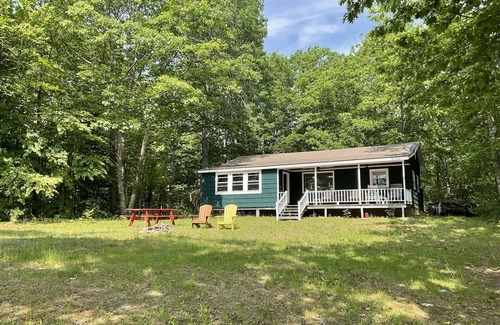 Nobleboro House | LAZY ACRES COTTAGE | LAKEFRONT | 2 Bed, 1 Bath