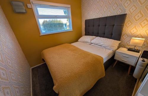 Great Yarmouth Ski Chalet | Lazy Dayz, Chalet 179, Hemsby - Two bed chalet, sleeps 4, pet free, close to beach