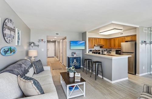 Pensacola Beach Condo | Lazy Dolphin - Beautifully Updated, Convenient Condo with Huge Community Pool & Tennis Court