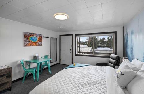 West Yellowstone Hotel | Lazy Duck Inn #27 King Suite