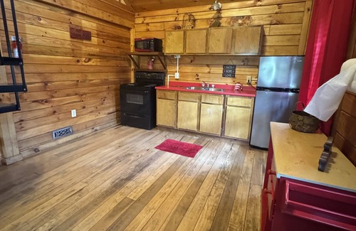 McArthur Cabin | Lazy Lane Cabins - Fisherman's Dream