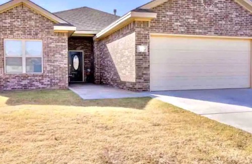 North by Northwest House | LBK Luxury! β
7 Beds + Great Area + Convenient to all of LBK & TTU. π