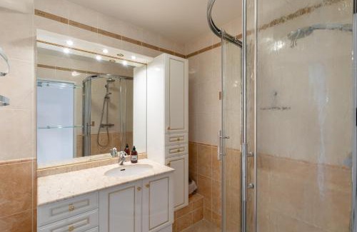 Dinard Apartment | Le Ballast - Appt à Dinard avec balcons et garage