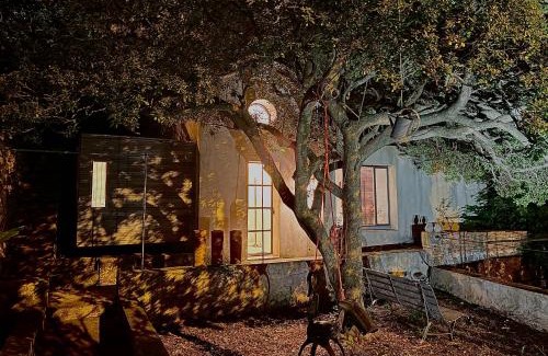 Toulon Bed & Breakfast | Le cabanon du Faron une chambre d hote dans un jardin