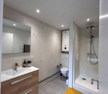 Secteur 5 Apartment | Le Camus