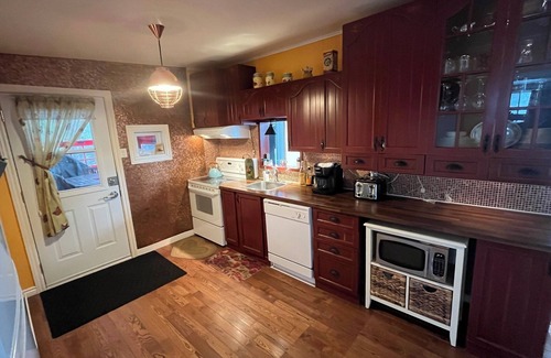 Mauricie Ski Chalet | Le chalet du bonheur is right on the lake, ideal for families.