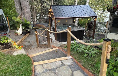 Mauricie Ski Chalet | Le chalet du bonheur is right on the lake, ideal for families.