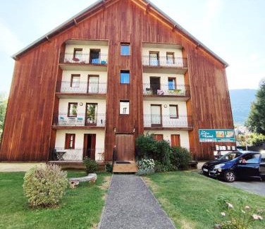 Bagneres-de-Luchon Apartment | Le Flocon, T2, wifi, vue montagne, parking gratuit, 4 personnes