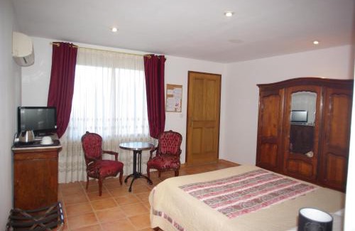 Saint-Saturnin-les-Avignon Bed & Breakfast | Le Mas de l'Amandier
