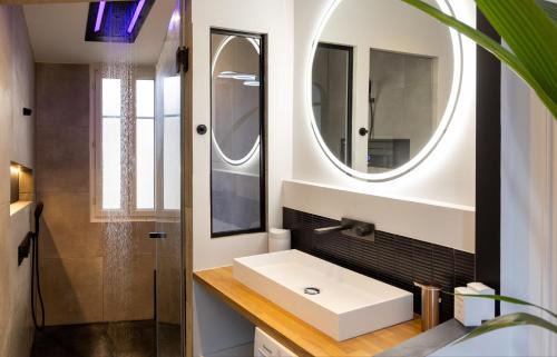 Old Town Apartment | Le Nuage - Hypercentre - Luxe Suite Spa & Gaming