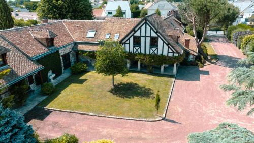 Sarge-les-le-Mans Villa | Le Patis et sa piscine