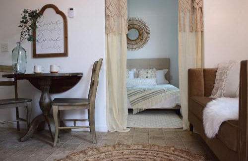 North Spokane House | Le Petit Guesthouse -King Bed Walk to Whitworth
