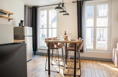 Blois Apartment | Le Petit Nicolas - Centre historique de Blois - NETFLIX, JEUX, RETROJECTEUR