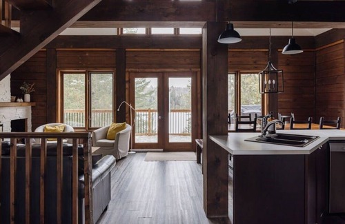 Chertsey Ski Chalet | Le Repôs – Private lake access & cozy vibes