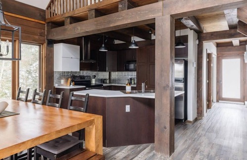 Chertsey Ski Chalet | Le Repôs – Private lake access & cozy vibes
