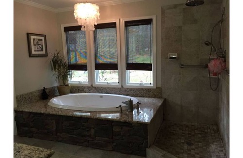Negreet House | Le Vander Lake Suites Rental/ 3.5 miles from Toledo Tackle, Restaurants