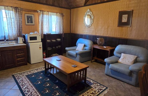 Katrine Apartment | " Le Var" Historic accommodation with Ensuite.