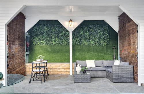 London Borough of Ealing Apartment | Leaf & Lounge - Free Parking , En-Suite, Near Wembley