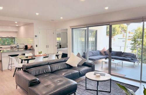 Morningside Apartment | Leafy & Quiet Apt with Big Balcony, Parking & 65" TV