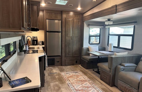 Winter Garden House | Learn how to camp RV style in this Lux RV which sleeps up to 8 people.
