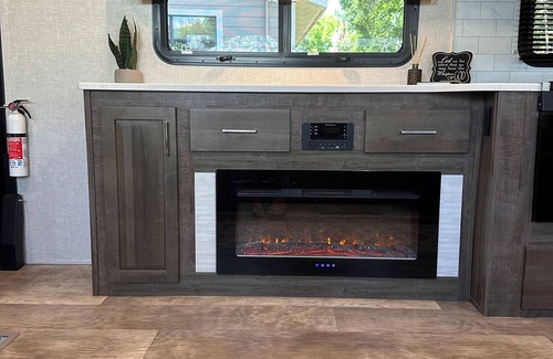 Winter Garden House | Learn how to camp RV style in this Lux RV which sleeps up to 8 people.
