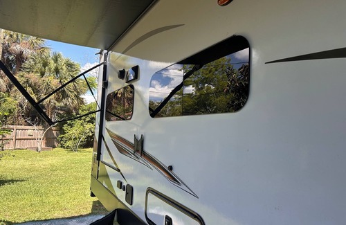 Winter Garden House | Learn how to camp RV style in this Lux RV which sleeps up to 8 people.