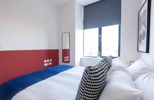 Leeds Apartment | Leeds Haven - Niche 1 & 2 Bedroom Apartments with Cityscape views includes parking upon availability by Sojo Stay