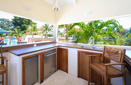 Leeward Settlement House | Leeward Canal, Grace Bay - Kayaks, SUPs & Beautiful Pool - Villa Cariad