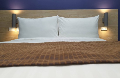 Downtown Hotel | Leez Inn Makati