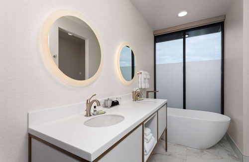 Green Bay Hotel | Legacy Hotel Trademark Collection By Wyndham